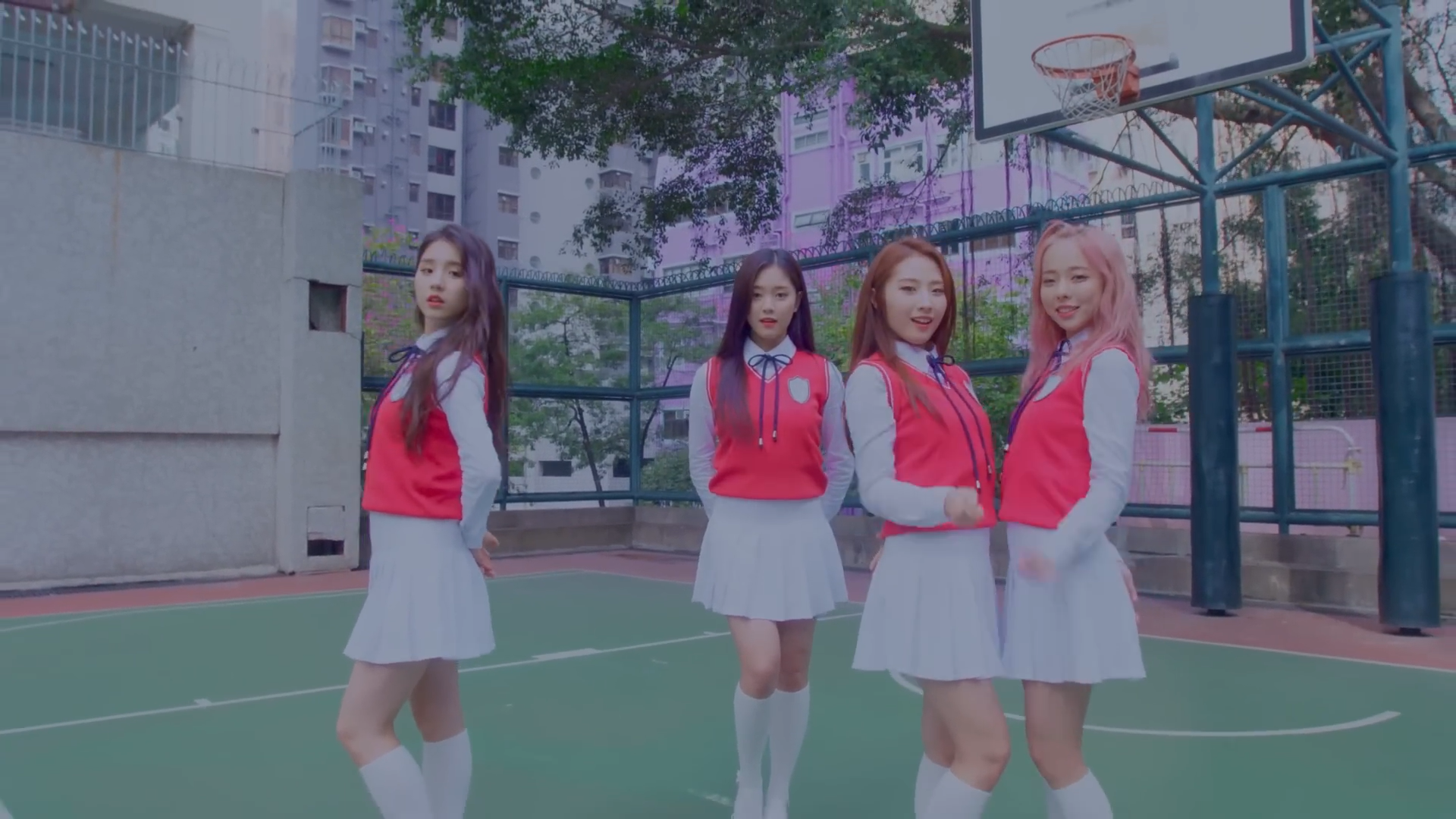 Haseul and Vivi paired together in the choreography for 'Love and Live.'